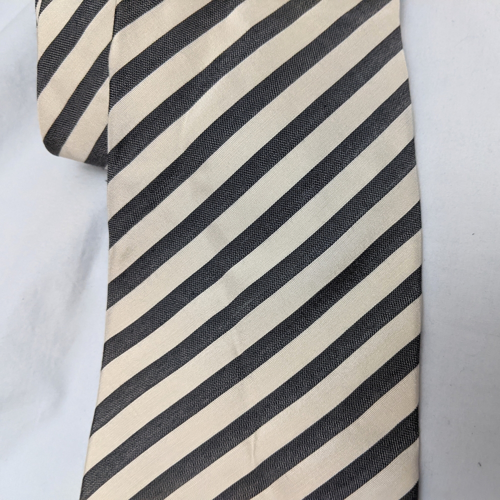 Ermenegildo Zegna Black and Cream Striped Silk Tie - Picture 2 of 5